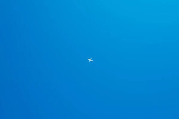 Avión en el cielo — Foto de Stock