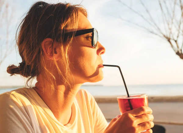 Happy woman enjoying sangria cocktail — Stock Photo, Image