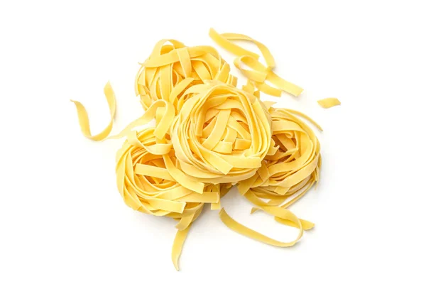 Nido de fettuccine de pasta italiana aislado sobre fondo blanco — Foto de Stock