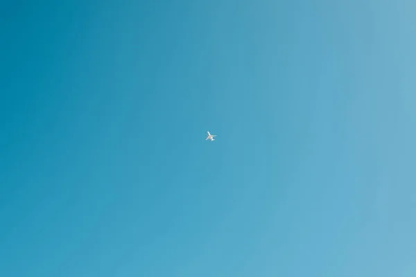 Weißes Flugzeug am blauen Himmel — Stockfoto