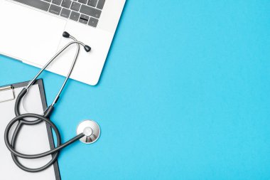 Doktor masasında dizüstü bilgisayarı olan modern tıp işyeri