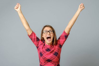 Mutlu kız başarısını kutluyor. Kollar yukarı.