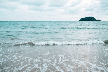 Gökyüzü bulutlarla dolu mavi deniz