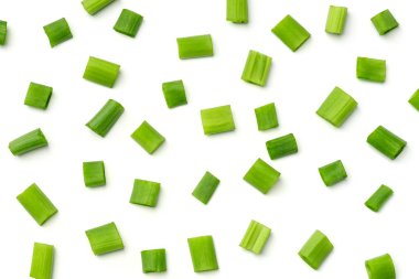 Beyaz arka plan üzerinde izole taze yeşil soğan