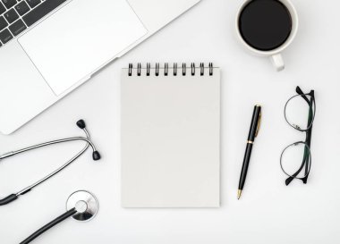 Dizüstü bilgisayarlı modern doktorun çalışma yeri