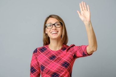 Genç ve güzel bir kadın merhaba diyor.