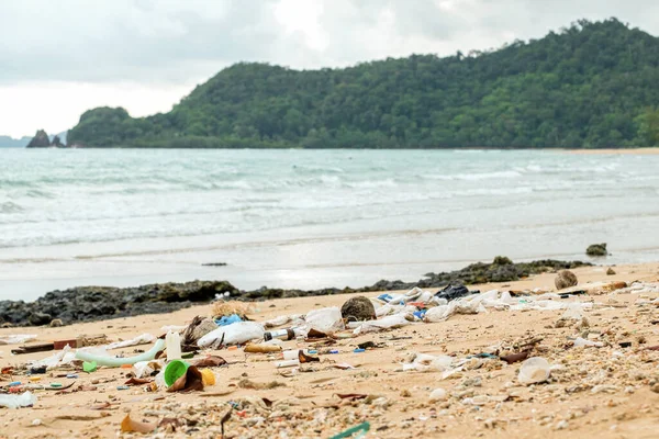 Contaminación playa. Botellas de plástico y otra basura en la playa — Foto de Stock