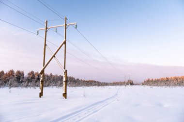 Kışın karlı bir günde güç iletim hattı. Elektrik taşımacılığı