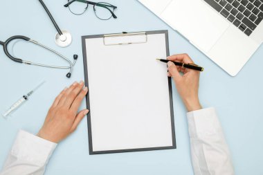 İş yerinde dizüstü bilgisayarla çalışan kadın doktor.