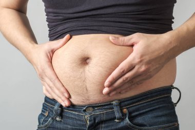 Adam ağırlığını kontrol ediyor.