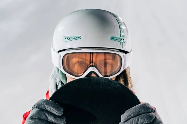 Κοντινό πορτρέτο της γυναίκας με κράνος και μάσκα με on ski resort — Φωτογραφία Αρχείου