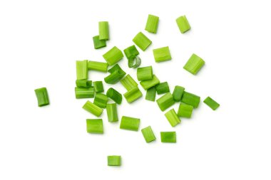 Beyaz arka plan üzerinde izole taze yeşil soğan