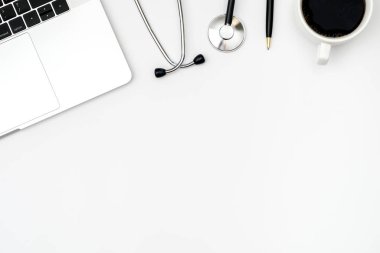 Dizüstü bilgisayarlı modern doktorun çalışma yeri
