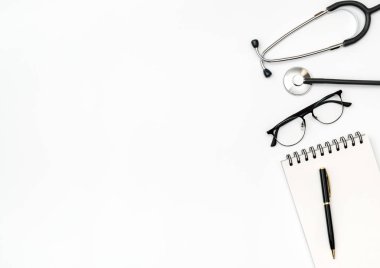 Not defteri ve steteskopu olan doktorların işyeri