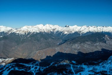 Kışın kar altında yüksek dağlar. Güzel kış dağı.