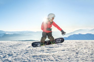 Kışın yamaçtan atlayan genç ve güzel bir kadın.