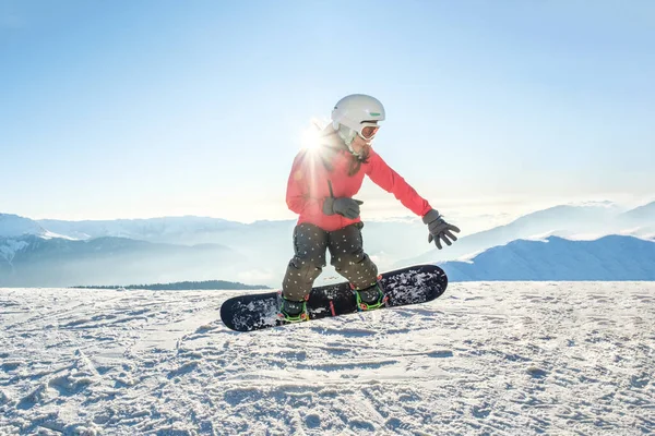 Όμορφη Νεαρή Γυναίκα Στο Snowboard Πηδώντας Πάνω Από Την Πλαγιά — Φωτογραφία Αρχείου