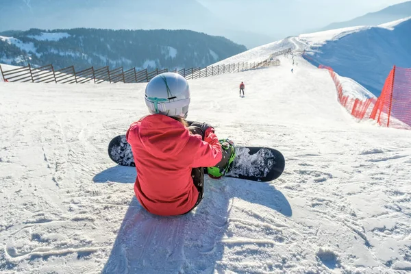 Οπίσθια Όψη Snowboarder Αθλητικά Είδη Εξοπλισμό Που Στηρίζεται Στην Κορυφή — Φωτογραφία Αρχείου