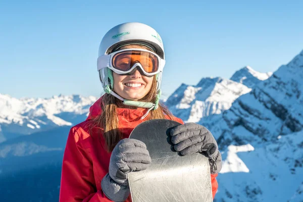 Πορτρέτο Μιας Αθλήτριας Φορώντας Κράνος Και Μάσκα Snowboard Στο Χέρι — Φωτογραφία Αρχείου