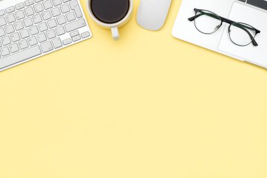 Çalışma masasının fotokopi alanı ile çekilmiş yaratıcı düz bir fotoğrafı. Dizüstü bilgisayarlı en iyi ofis masası