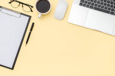 Çalışma masasının fotokopi alanı ile çekilmiş yaratıcı düz bir fotoğrafı. Dizüstü bilgisayarlı en iyi ofis masası