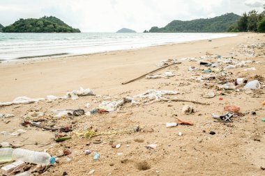 Plajda dökülen plastik çöpler. Çevre kirliliği ve ekolojik sorun kavramı