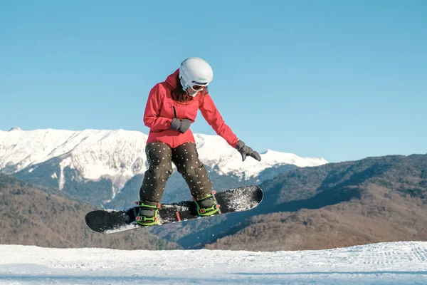 Bella Giovane Donna Sullo Snowboard Saltando Oltre Pendio Inverno — Foto Stock