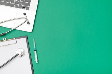 Doktorun masasında dizüstü bilgisayarı olan modern tıp işyeri. Boşluğu kopyala, yukarıdan görüntüle