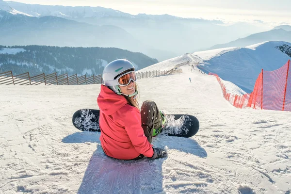 Snowboardcu Kız Dağlardaki Kayak Pistinde Sörf Tahtası Ile Oturuyor Arkadan — Stok fotoğraf