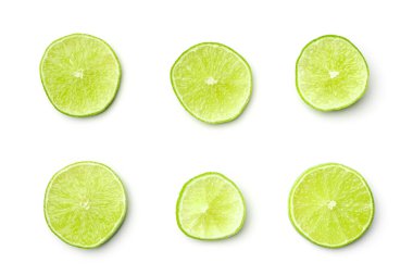 Limon dilimi, beyaz arka planda izole edilmiş bir parça. Üst görünüm