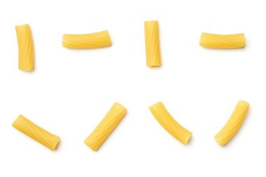 Tortiglioni makarnası beyaz arka planda izole edilmiş. Üst görünüm