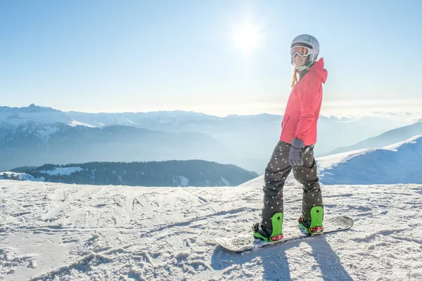 Snowboard Yapan Dağ Manzarasının Tadını Çıkaran Kadın Snowboardcu Snowboard Konsepti — Stok fotoğraf