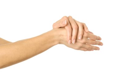 Krem sürüyorum, masaj yapıyorum, el yıkıyorum. Beyaz arka planda izole edilmiş Fransız manikürlü kadın eli. Dizinin bir parçası