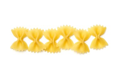 Farfalle makarnası beyaz arka planda izole edilmiş. Üst görünüm