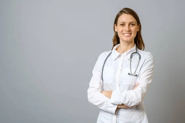 Χαμογελαστή Γυναίκα Γιατρός Ρόμπα Εργαστηρίου Χέρια Σταυρωμένα Πάνω Από Γκρι — Φωτογραφία Αρχείου