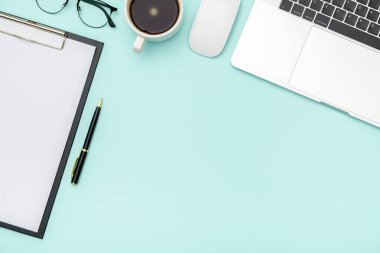 Çalışma masasının fotokopi alanı ile çekilmiş yaratıcı düz bir fotoğrafı. Dizüstü bilgisayarlı en iyi ofis masası