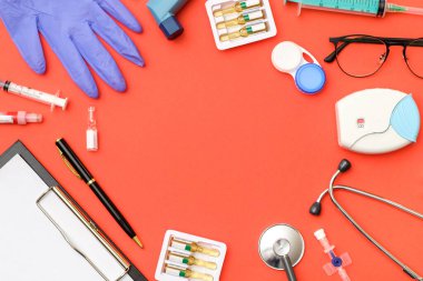 Renkli arka planda tıbbi aletlerin düz uzantısı. Sağlık sigortası konsepti. Masa üstü görünümü gerekli doktor ekipmanları