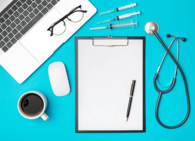 Bilgisayarlı doktorun masasının üst görüntüsü. Doktorun iş aletleri, tıbbi ekipmanlar. Modern tıp konsepti