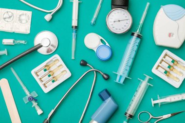Stetoskop ve diğer ekipmanlarla doktor masasının üst görüntüsü. Renkli arka plan. Üst Manzara. Düz yatıyordu