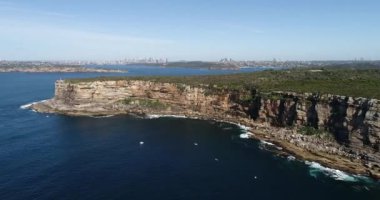 Sydney Limanı 'nın kuzey girişi ve girişi Pasifik Okyanusu' ndan havadan görünüyor..
