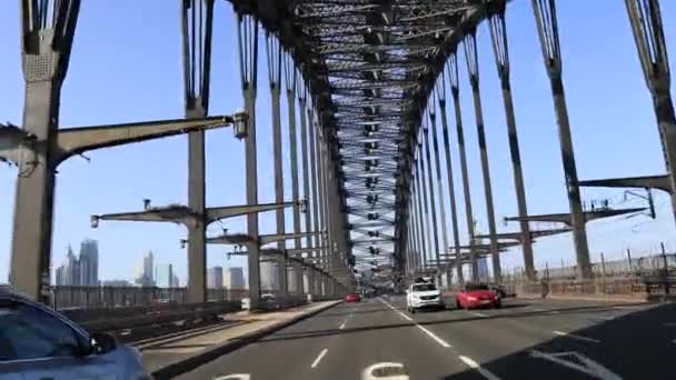 Sydney Limanı Köprüsünden Geçen Araba Çelik Kemerin Altından Sidney City — Stok video