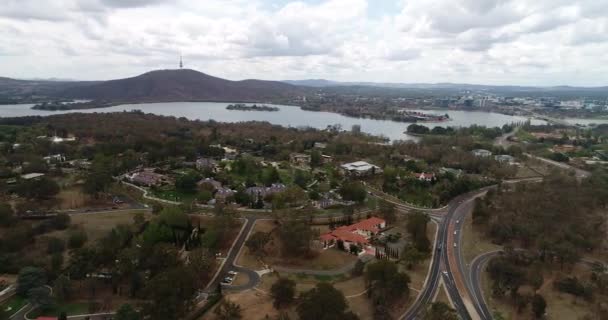 Amplo Panorama Aéreo Cidade Canberra Nas Margens Lago Burley Griffin — Vídeo de Stock