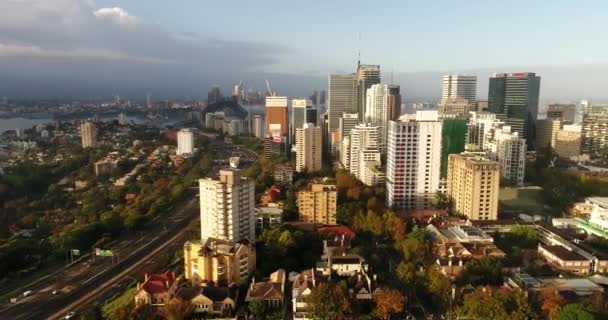 Panning Van Autosnelweg Naar Hoogbouw Torens Luchtfoto Van Noord Sydney — Stockvideo