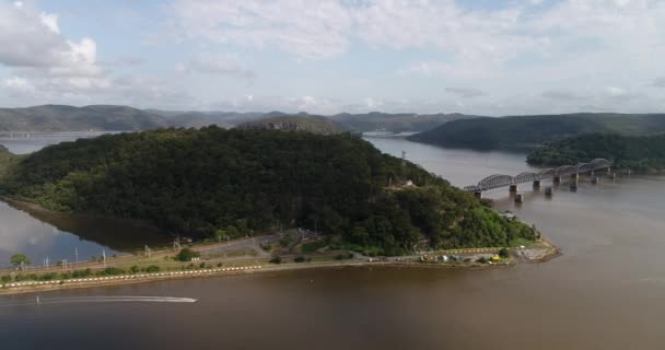 Lange Insel Hawkesbury River Quer Durch Das Dorf Brooklyn Mit — Stockvideo