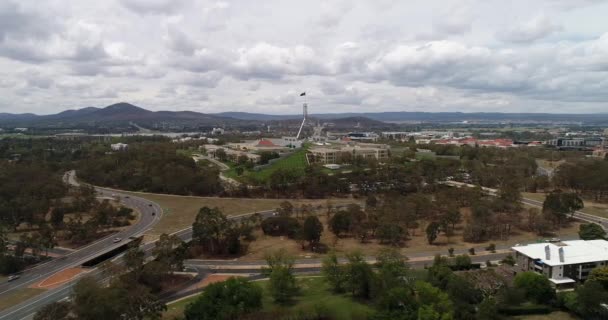 Panning Aéreo Longo Estrada Círculo Estatal Cidade Canberra Torno Colina — Vídeo de Stock