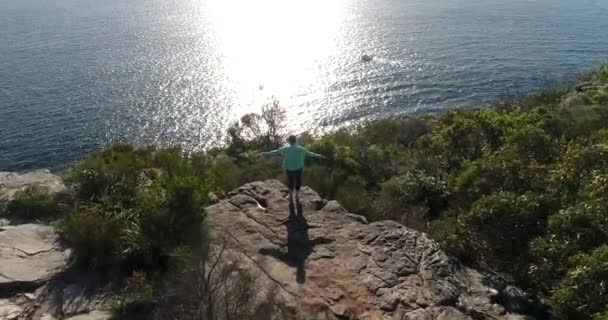 Yoga Übungen Auf Einer Flachen Sandsteinklippe Mit Blick Auf Den — Stockvideo