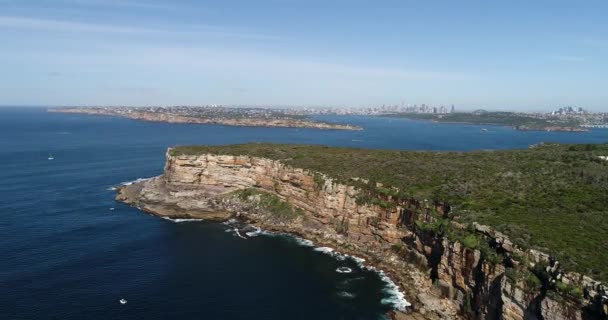 Öppet Hav Till Sandsten Klippor Sydney North Huvudet Vid Ingången — Stockvideo