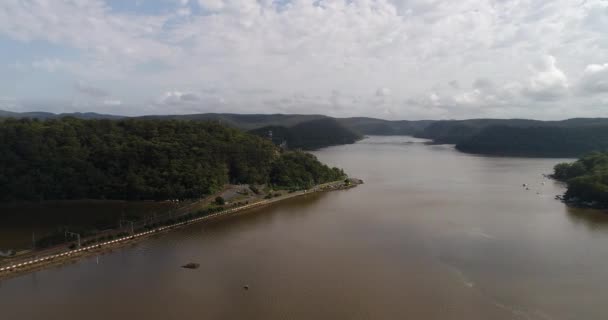 Εναέρια Panning Γύρω Από Ψαροχώρι Του Μπρούκλιν Στον Αυστραλιανό Ποταμό — Αρχείο Βίντεο