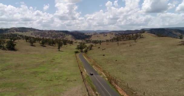 Volando Detrás Pequeño Coche Convertible Negro Una Remota Carretera Rural — Vídeos de Stock