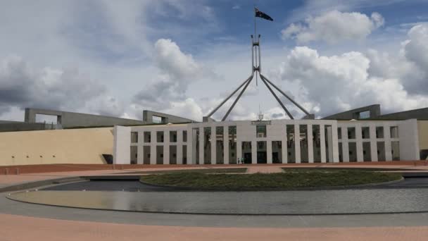 Rensa Torget Framför Australiska Federala Parlamentet Hus Solig Dag — Stockvideo